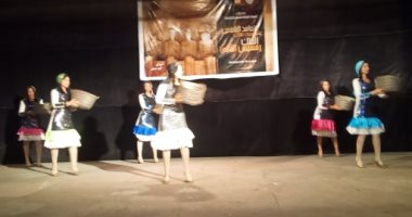 فرقة بورسعيد للفنون الشعبية تقدم عروضها علي مسرح ثقافة كوم أمبو