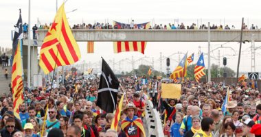 صور.. تجدد الاحتجاجات فى إقليم كتالونيا للمطالبة بالانفصال عن إسبانيا