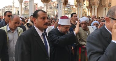 وصول وزير الأوقاف ومفتى الجمهورية لأداء صلاة الجمعة بالمسجد الأحمدى