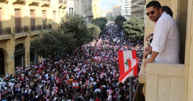 العربية: متظاهرو لبنان يطالبون بتشكيل حكومة إنقاذ والدعوة لانتخابات مبكرة