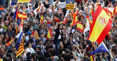 أكبر علم لإسبانيا يزن 178 كيلو بأحد شواطئها لدعم الوحدة أمام انفصال كتالونيا