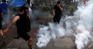 شرطة هونج كونج تطلق قنابل الغاز لتفريق محتجين معارضين للحكومة