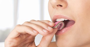 مضغ العلكة بعد الوجبات يحمى من تسوس الأسنان بنسبة 28%