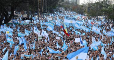 مؤيدو ماوريسيو ماكرى يتظاهرون لدعمه بجولة الإعادة بالانتخابات الرئاسية بالأرجنتين