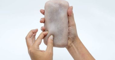 باحثون يطورون جلدًا صناعيًا يلتف حول الأجهزة لجعلها حساسة