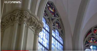 شاهد.. نوافذ كنيسة ألمانية مصممة من صور الأشعة السينية كرمز للحياة