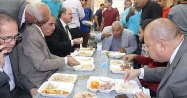 صور.. رئيس جامعة الأزهر يتناول الطعام وسط الطلاب فى المدينة الجامعية 