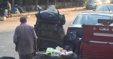 شكوى من تحول شارع الدكتور أحمد إبراهيم فى القاهرة لفرز القمامة