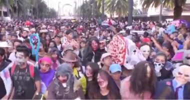شاهد.. آلاف من الزومبى ينتشرون فى شوارع مكسيكو ضمن فعاليات احتفال سنوى