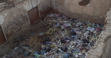 شكوى من محاصرة القمامة لمدرسة بطنطا.. والأهالى يطالبون المسئولين بالتدخل