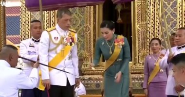 فيديو.. ملك تايلاند يجرد حارسته الشخصية من جميع الرتب الممنوحة لعدم الولاء
