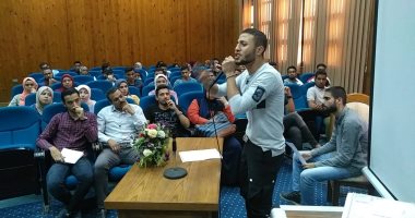 طلاب جامعة المنيا يبدعون بقصائد وطنية بأمسية "فى حب مصر"