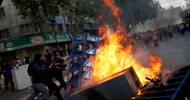 مظاهرات تشيلى تتحول إلى حرب شوارع والشرطة تتصدى لأعمال الشغب