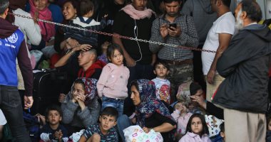 لاجئون ومهاجرون ينتظرون نقلهم الى المعسكرات بعد وصولهم قرب أثينا 