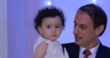 بعد تصدر تريند "أحبك" .. قارئ يشارك صورة تجمعه مع حفيدته