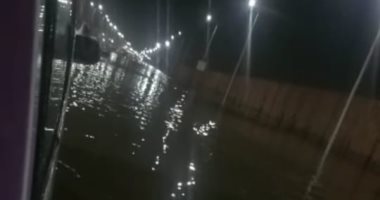 فيديو.. الأمطار تغلق شارع جوزيف تيتو وتغرق السيارات