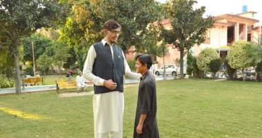 أطول رجل فى باكستان يبحث عن عمل وشريكة حياة.. ويروي معاناته مع الملابس والمواصلات