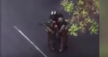 "سايبين الدنيا تولع".. عناصر شرطة يتعاطون المخدرات فى شوارع تشيلى..فيديو