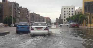 فيديووصور.. محافظ بورسعيد يكلف رؤساء المدن بالدفع بسيارات لشفط مياه الأمطار