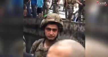 شاهد .. بكاء جندي لبنانى أثناء فتح طرق بـ "القوة" بسبب المظاهرات 