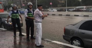 صور بـ1000 كلمة تلخص دور رجال المرور والشرطة فى مواجهة الأمطار