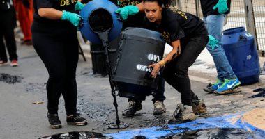 نشطاء بالبرازيل يحتجون على تقاعس الحكومة فى التعامل مع تسرب نفطى