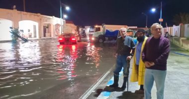 فرق طوارئ شركة مياه مطروح تزيل تجمعات مياه الأمطار.. صور 