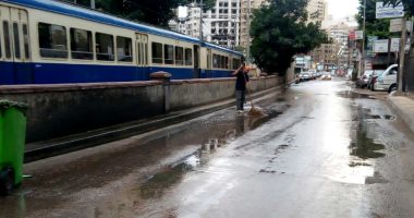 هطول أمطار رعدية بالإسكندرية.. والمحافظة تكثف أعمال كسح المياه بالشوارع.. صور