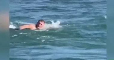 فيديو.. البطل الروسى حبيب نور محمدوف يسبح ضد التيار