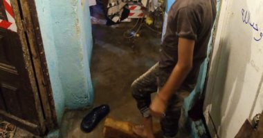 قارئ يشارك بصور تصدع سقف غرفة لإحدى الأسر بالإسكندرية بسبب الأمطار