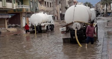 صور.. سحب مياه الأمطار من شوارع العريش وبئر العبد