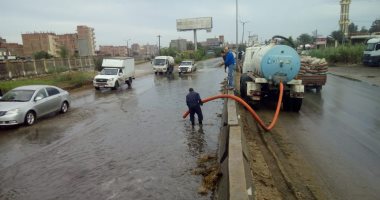 صور.. شركة مياه الشرب بالقليوبية تدفع بـ45 سيارة لشفط مياه الأمطار من الشوارع 