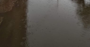 صور.. سقوط أمطار غزيرة بدمياط..والمحافظة تدفع بمعدات لسحب المياه من الشوارع