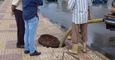 صور.. شفط مياه الأمطار بطريق كورنيش دمياط وتصريفها فى الوعات