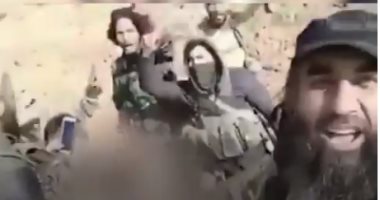 شاهد مسلحون بفيلق المجد الموالى لـتركيا يمثلون بجثة مقاتلة كردية