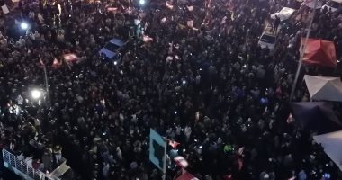المتظاهرون اللبنانيون يحتشدون فى الميادين..ودعوات لإضراب عام غدا 