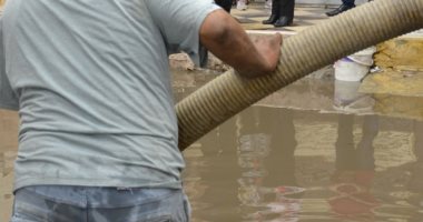 محافظ دمياط تتابع أعمال كسح تجمعات مياه الأمطار بالمناطق المختلفة