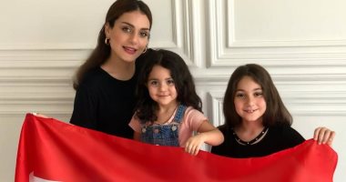 ابنة هيفاء وهبى وحفيدتاها يرفعن علم لبنان: الحق ما بيموت