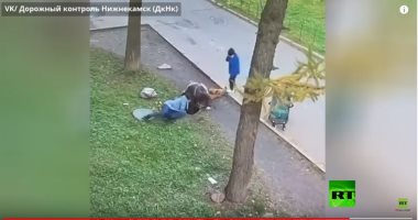 شاهد.. لحظة سقوط طفلة فى بلاعة ومحاولة الأم إنقاذها بروسيا