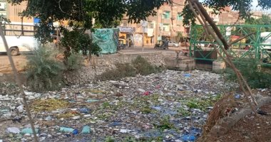 استمرار معاناة الاهالى من تلوث ترعة الشرقاوى مدينة شبين القناطر بسبب تراكم القمامة