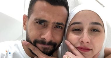حارس المقاصة أحمد عادل ينشر صورة بصحبة زوجته عبر إنستجرام