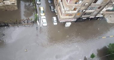 صور.. توقف حركة المرور بشارع أبوقير بسبب الأمطار والحماية المدنية تدفع بسيارات لشفط المياه
