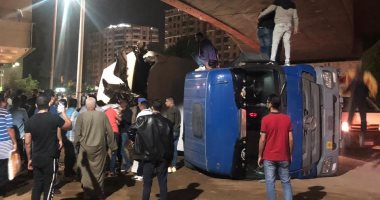 صور لانقلاب سيارة نقل بشارع المريوطية بعد اصطدامها بدائرى الهرم