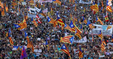 آلاف المتظاهرين يحتشدون فى شوارع برشلونة احتجاجا على سجن زعماء كتالونيا