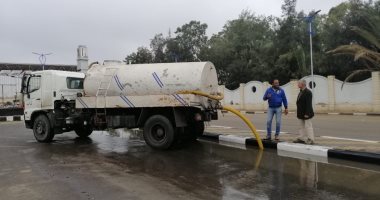 صور.. رئيس حى الجنوب يتابع أعمال رفع المياه بمدخل بورسعيد