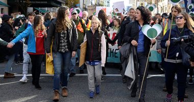 مظاهرات للتوعية بقضايا المناخ بقيادة الفتاة السويدية جريتا تونبرى 