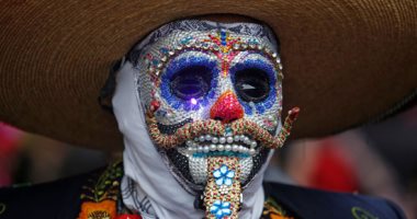 صور.. مكسيكيون يحتفلون بـ"يوم الموتى" بالملابس المرعبة