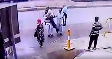 فيديو.. كاميرات مراقبة ترصد ضابطا يحمل مريضا لمساعدته فى عبور الطريق