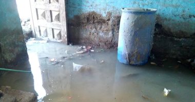 شكوى من وجود مياه جوفية تهدد المنازل فى قرية الحلة بالأقصر