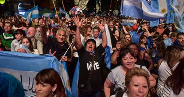 أنصار "فرنانديز" يحتفلون بفوزه فى رئاسة الأرجنتين والأفراح تعم شوارع بيونيس آيرس